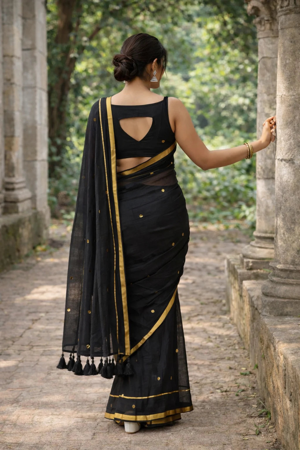 Bengal Handloom Mull Cotton Saree with Zari Border And Sequined Work_2