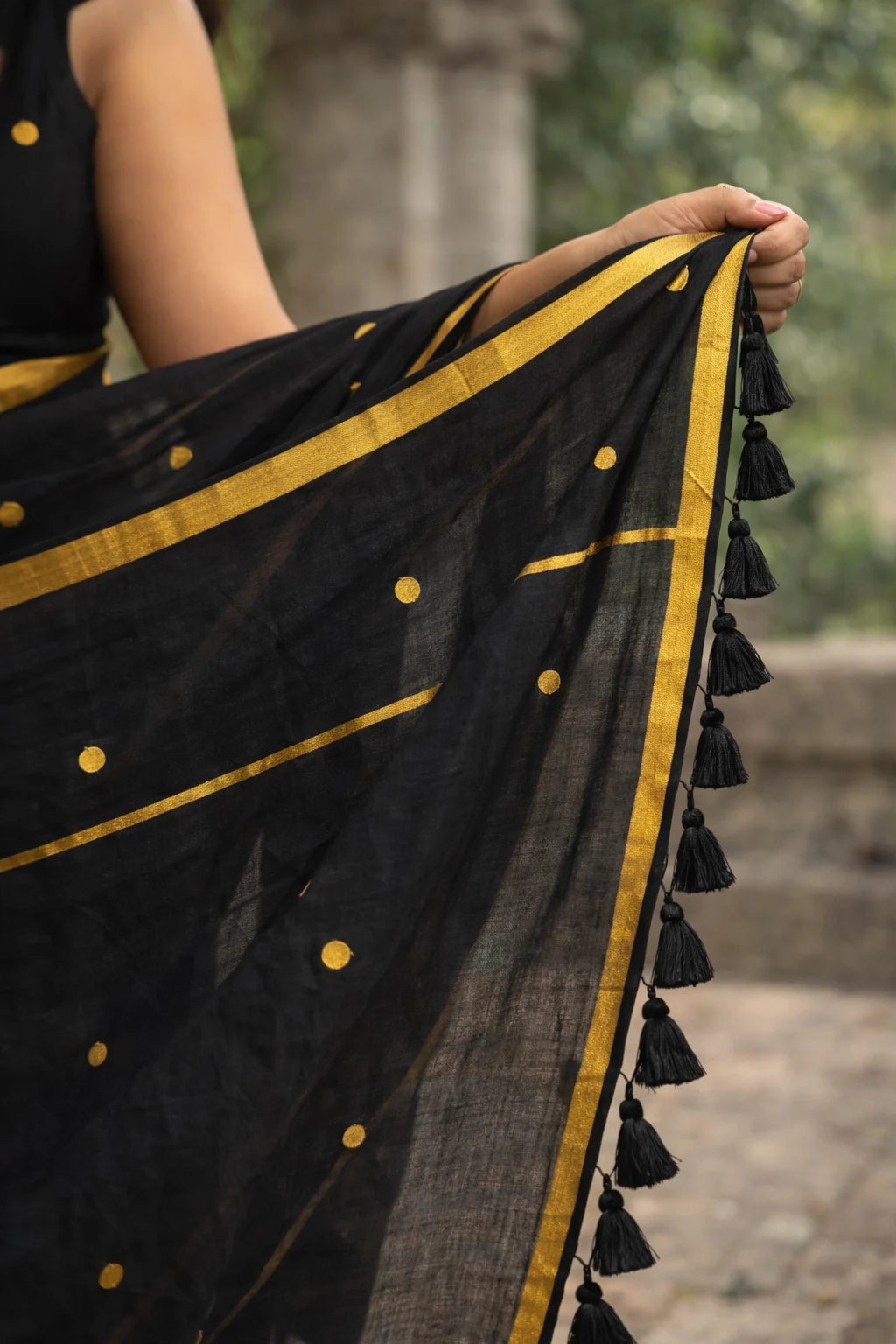 Roxyma Bengal Handloom Mull Cotton Saree with Zari Border And Sequined Work