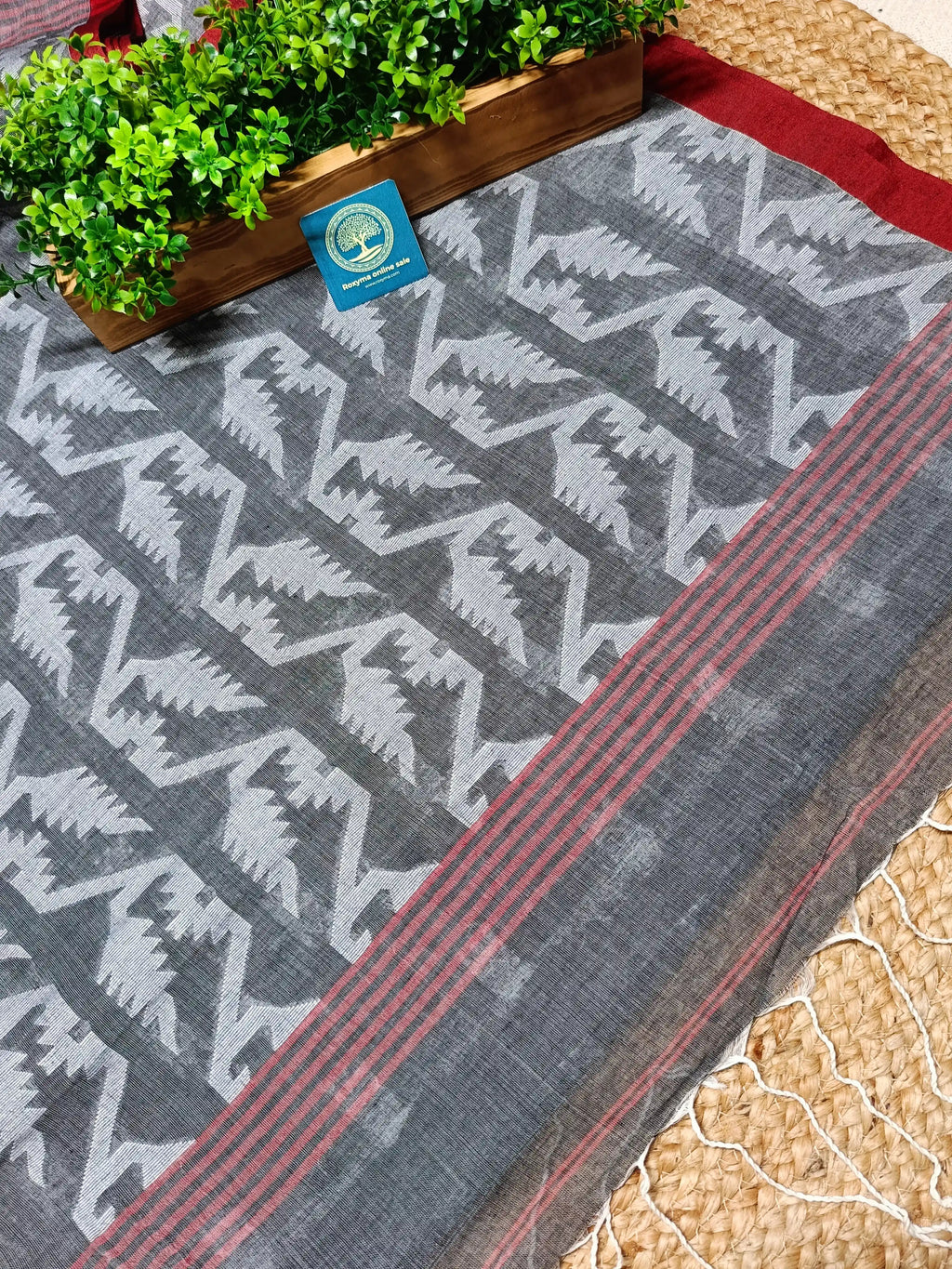 Cotton Tant Jamdani Saree with Blouse Piece – Handwoven Bengal Tant Saree in Grey with Geometric Motifs