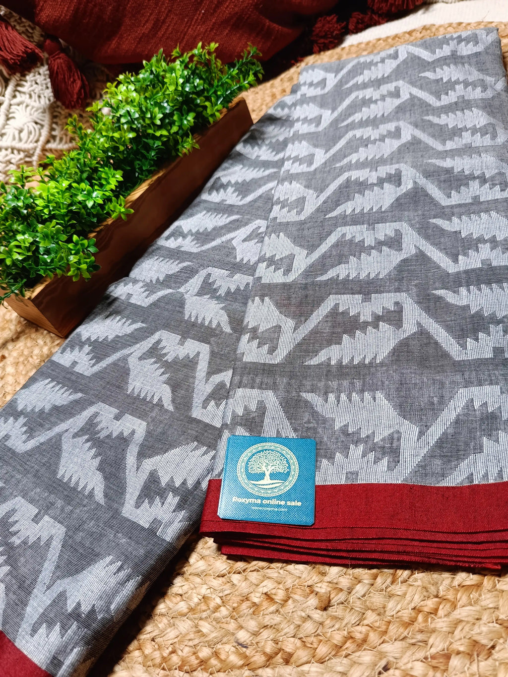 Cotton Tant Jamdani Saree with Blouse Piece – Handwoven Bengal Tant Saree in Grey with Geometric Motifs