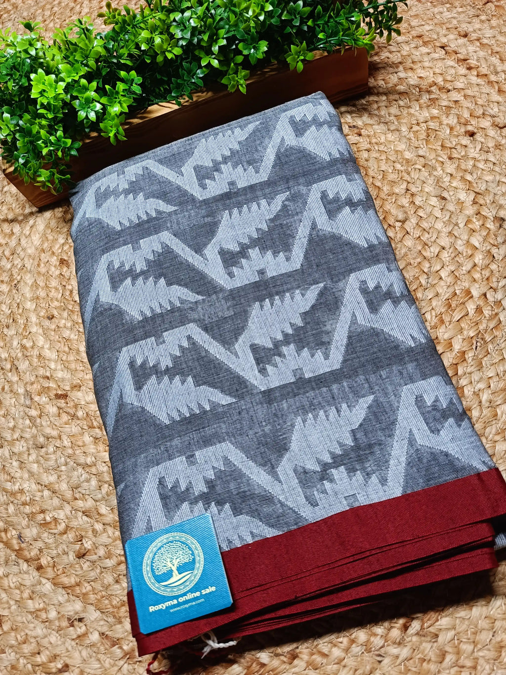 Cotton Tant Jamdani Saree with Blouse Piece – Handwoven Bengal Tant Saree in Grey with Geometric Motifs