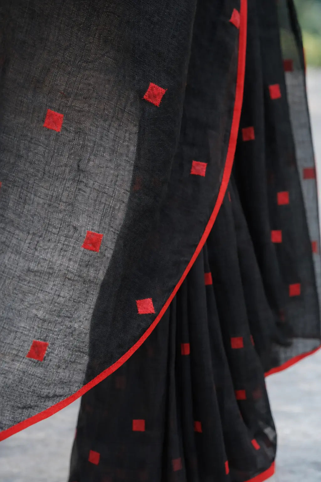Premium_Black_Linen_Saree_with_Red_Jamdani_Buties_Contrast_Running_Blouse_Piece_5 4