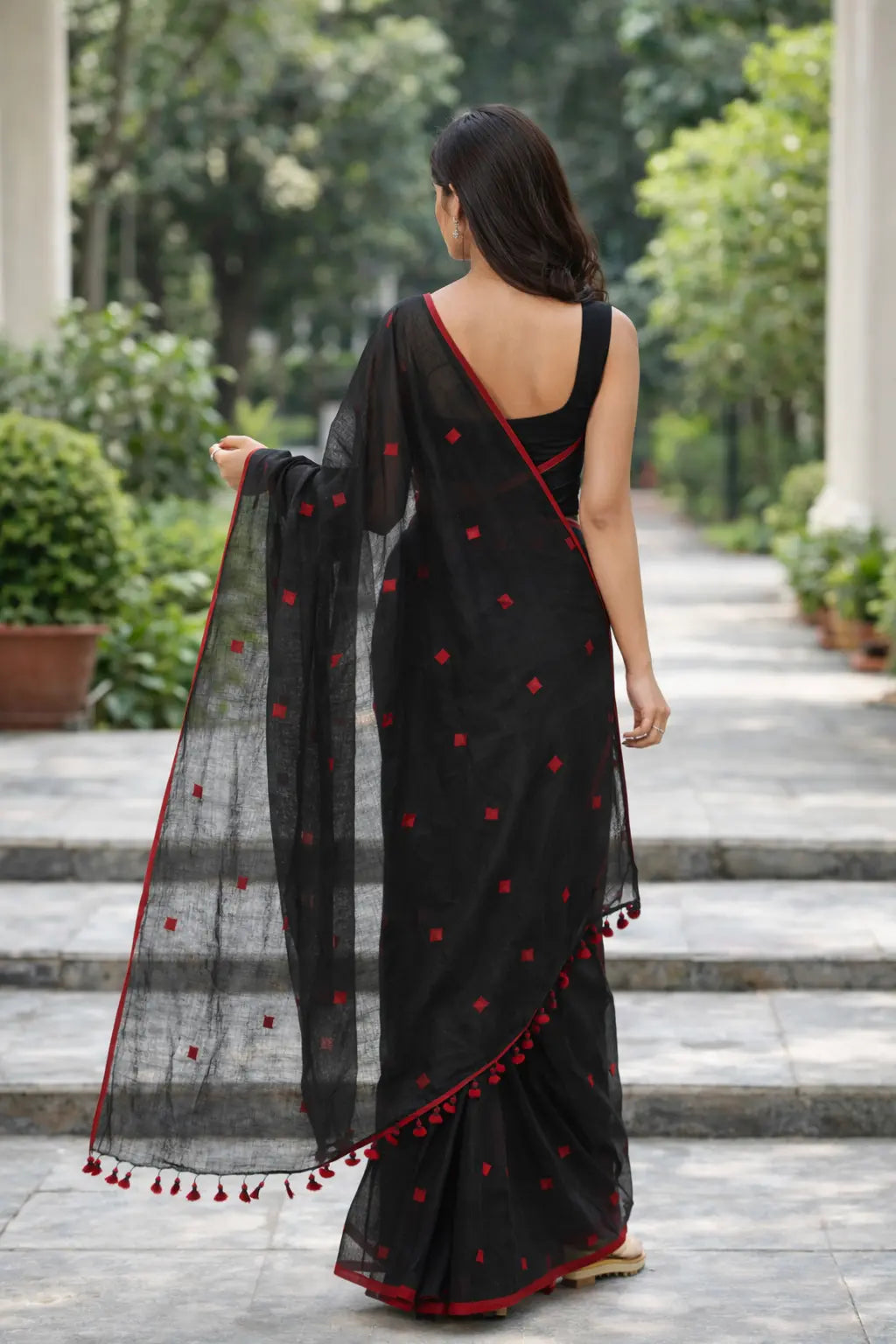 Premium_Black_Linen_Saree_with_Red_Jamdani_Buties_Contrast_Running_Blouse_Piece_5 3