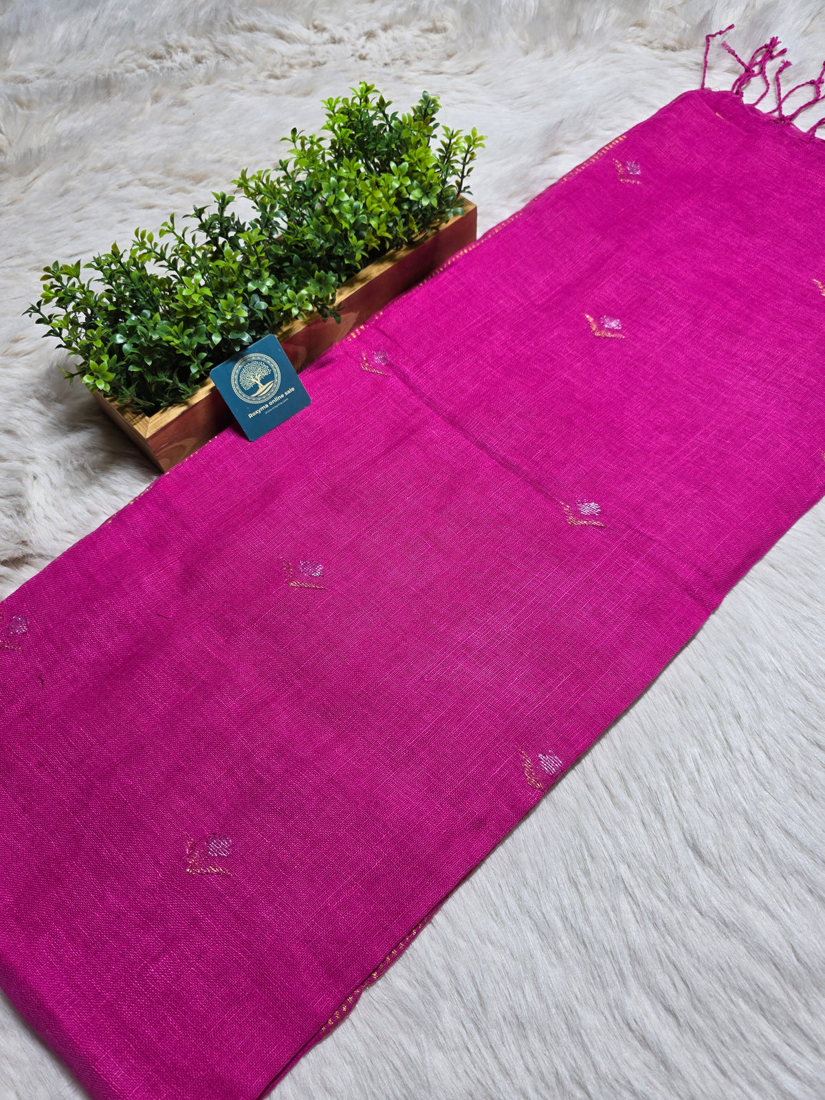 Handwoven Magenta Jaishree Linen Jamdani Saree with Golden Zari Pallu