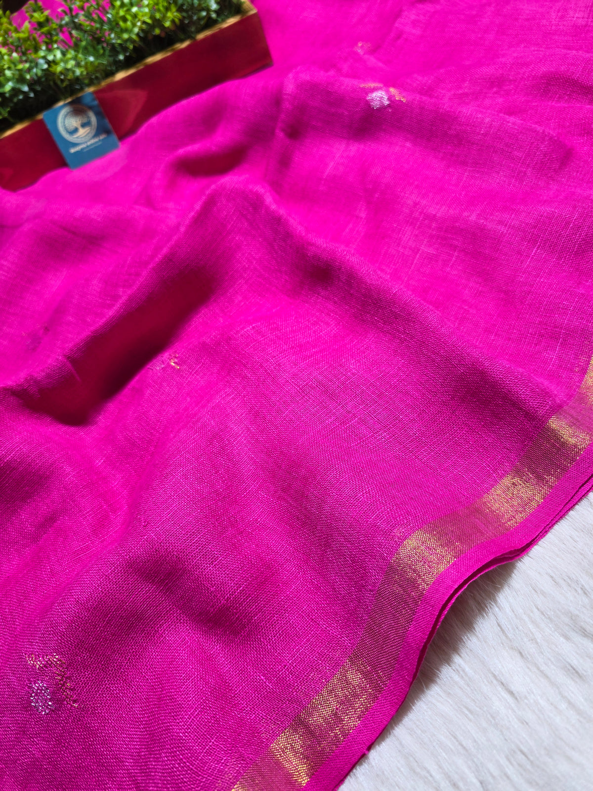 Handwoven Magenta Jaishree Linen Jamdani Saree with Golden Zari Pallu