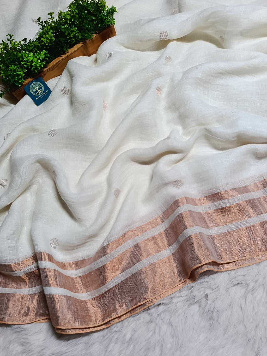 Exquisite Jaishree Linen Saree with Tested Golden Zari Border
