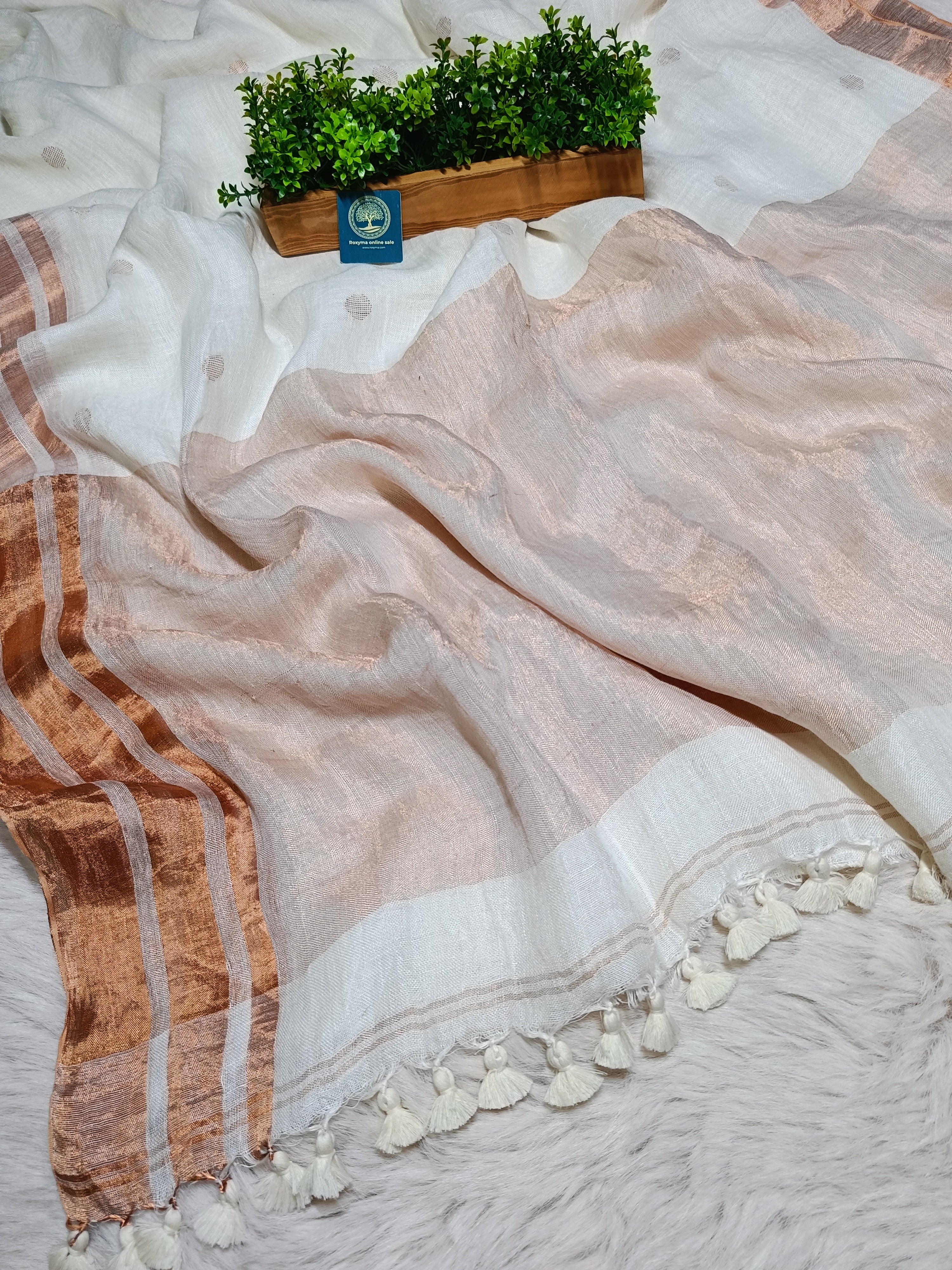 Exquisite Jaishree Linen Saree with Tested Golden Zari Border