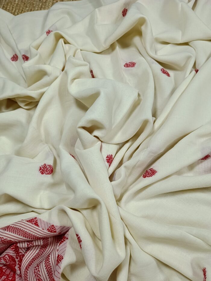 Laal Paar Sada Saree with Baluchuri Weaving & Running Blouse Piece - Image 3