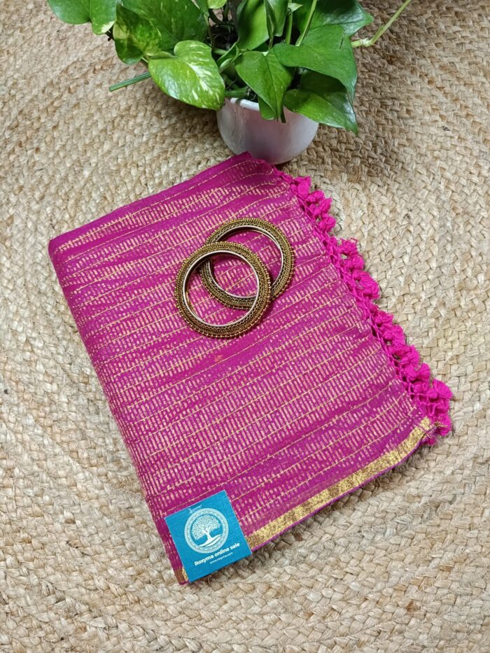 Roxyma Women's Mull Cotton Saree with Zari Check